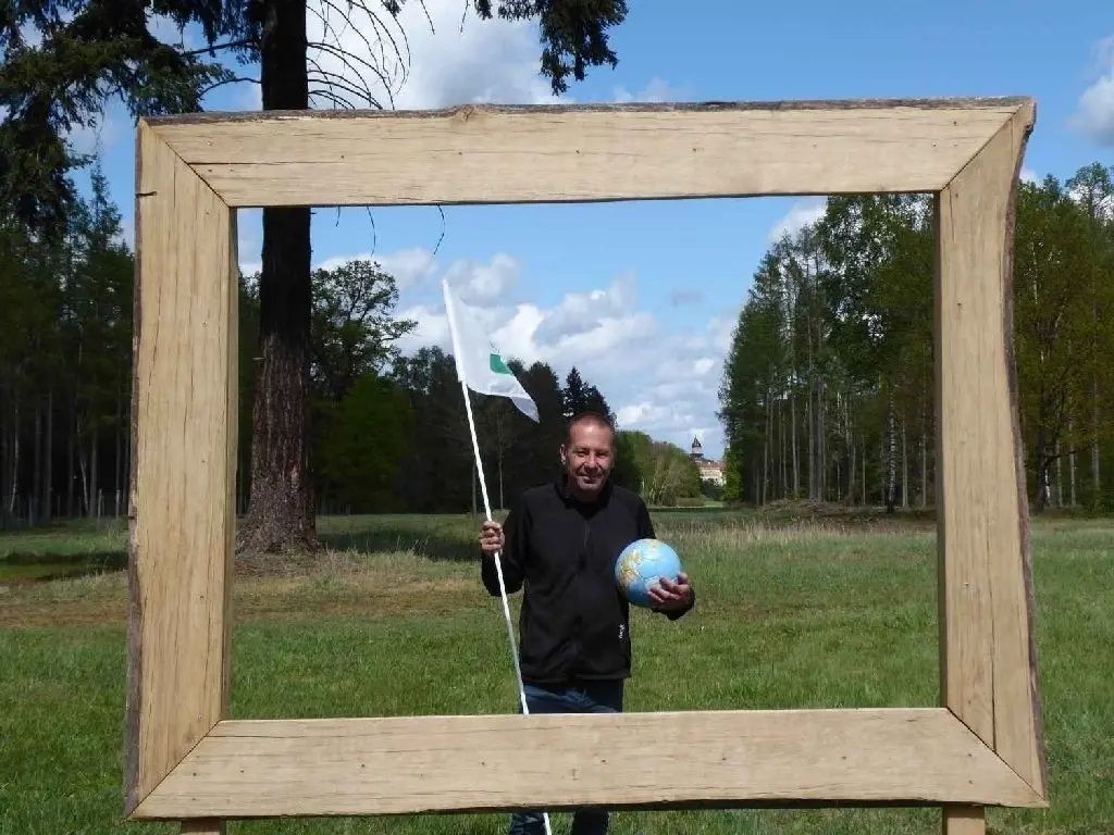 Das vierte Loch der Bilderrahmen-Fußballgolf. Der Rahmen wurde direkt in die Sichtachse zum Schloss aufgestellt - in diesem Fall verdeckt durch Jan Johannsen.