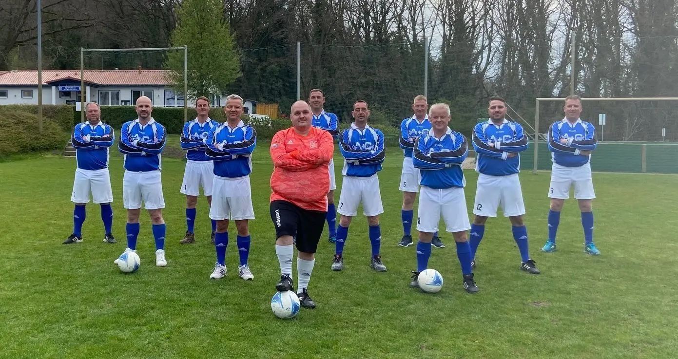 20 Jahre später trafen sich die Fußballer der 1. Männermannschaft des FC Deetz an ihrer alten Wirkungsstätte für ein Erinnerungsfoto.