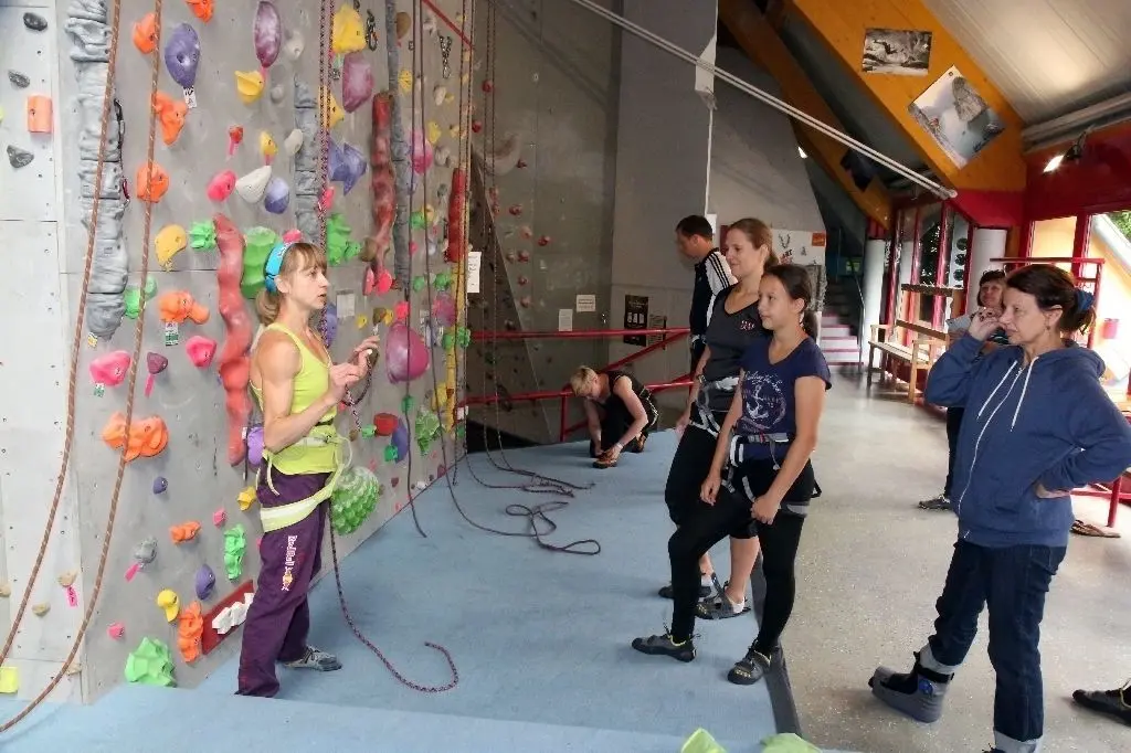In der Kletterhalle werden Anfänger von Angy Eiter eingewiesen.