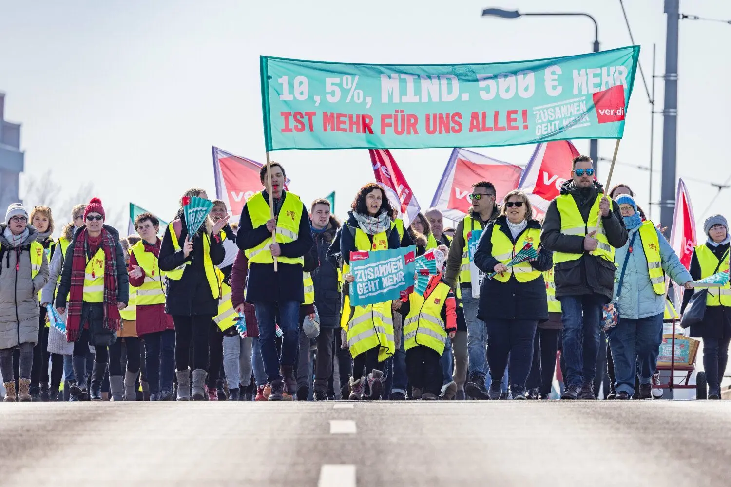„10,5 %, mind. 500 € mehr“ steht auf einem Transparent, das von Teilnehmern einer von der Gewerkschaft Verdi organisierten Demonstration am Cottbuser Hauptbahnhof gehalten wird. Zahlreiche Beschäftigte aus öffentlichen Verwaltungen sind dem Aufruf der Gewerkschaft Verdi gefolgt und beteiligen sich an dem Warnstreik. Eine zentrale Demonstration, an der sich auch Mitglieder der Gewerkschaft Erziehung in Wissenschaft (GEW) beteiligen, findet in Cottbus statt.