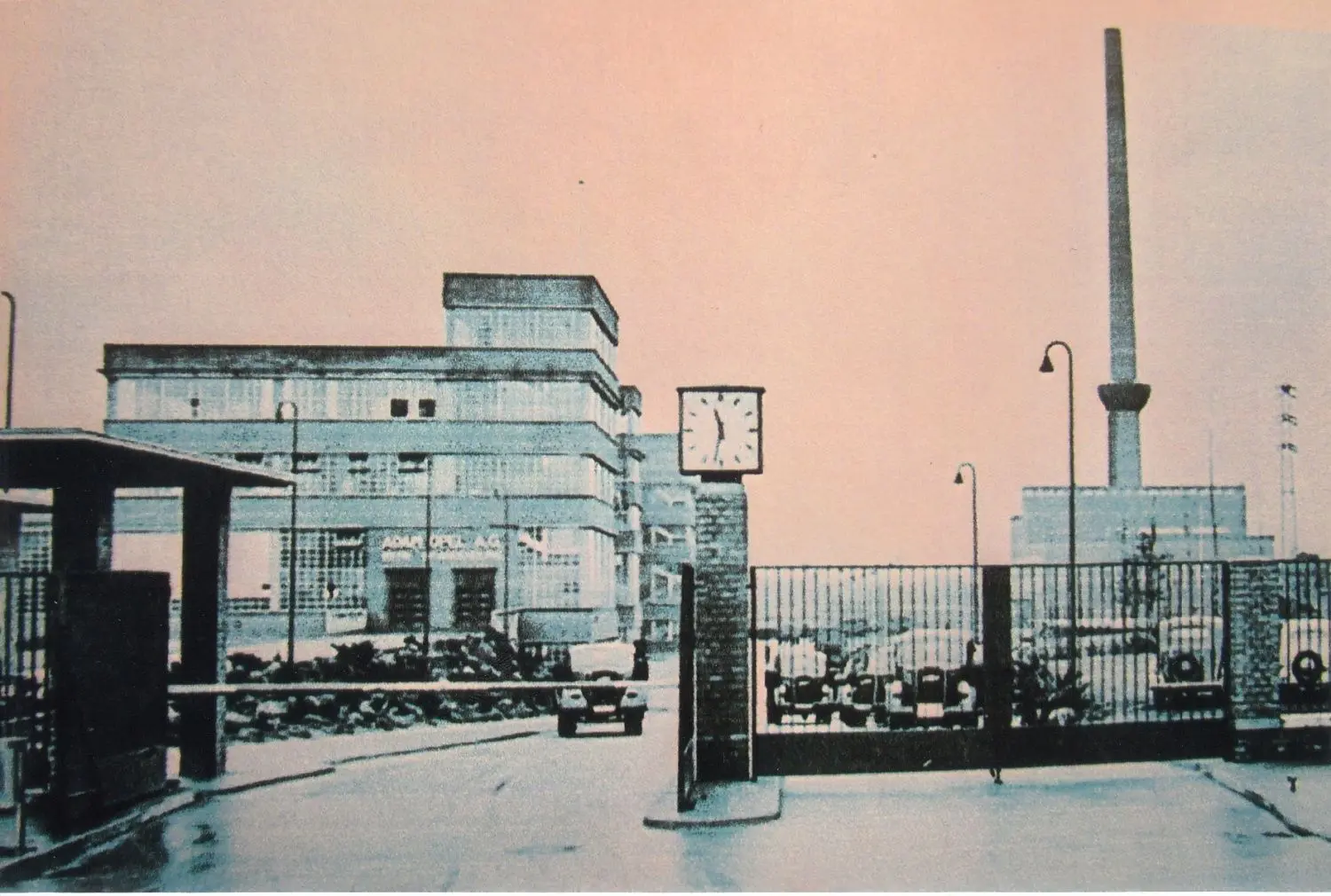So präsentierte sich bis zum 6. August 1944 das mächtige Opel-Werk am Silokanal. ⇥