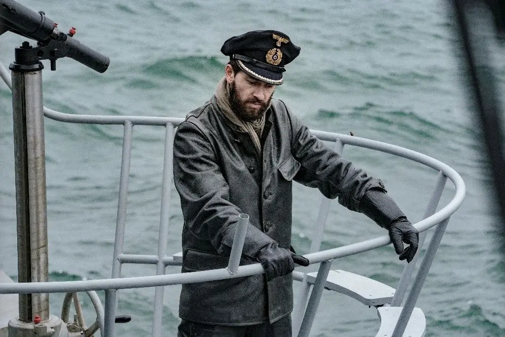 Nachdenklich. Der leitende Ingenieur Ehrenberg an Oberdeck des U-Bootes.