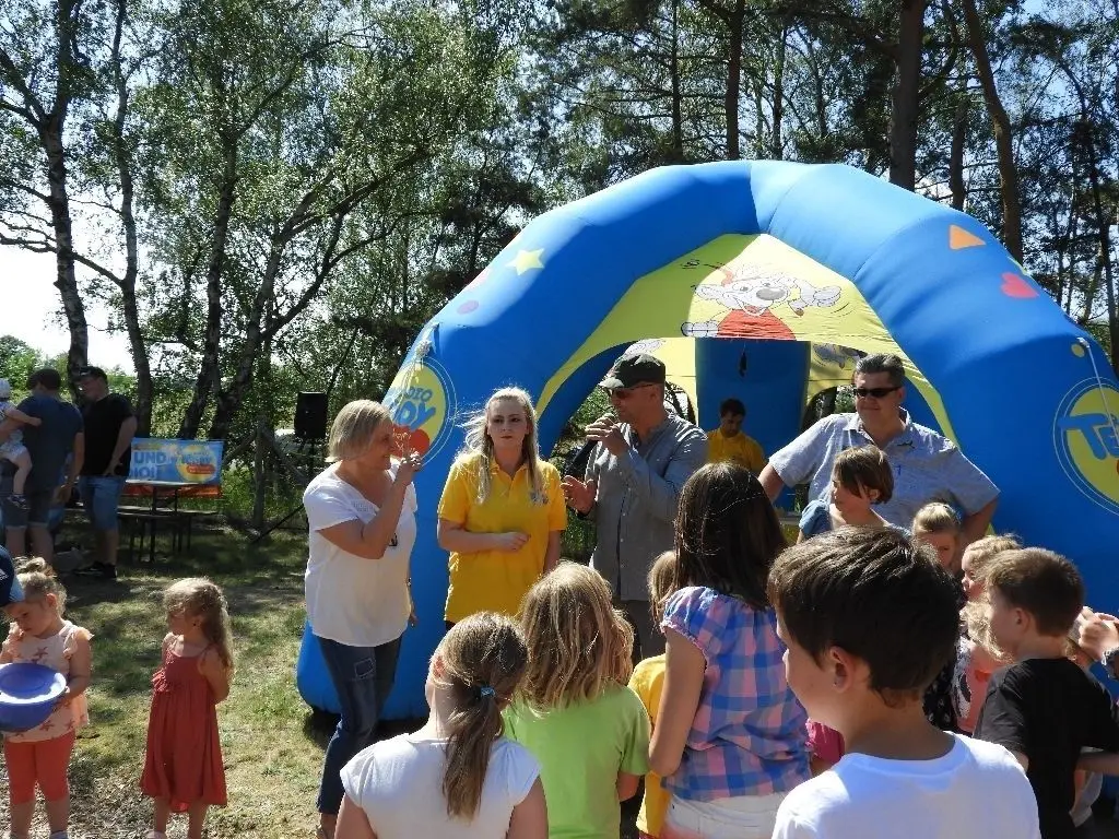 Ortsvorsteherin Kerstin Zureck, das Radio-Moderatorenteam von Radio Teddy und Bürgermeister Roland Leisegang eröffneten das Dorf- und Kinderfest.