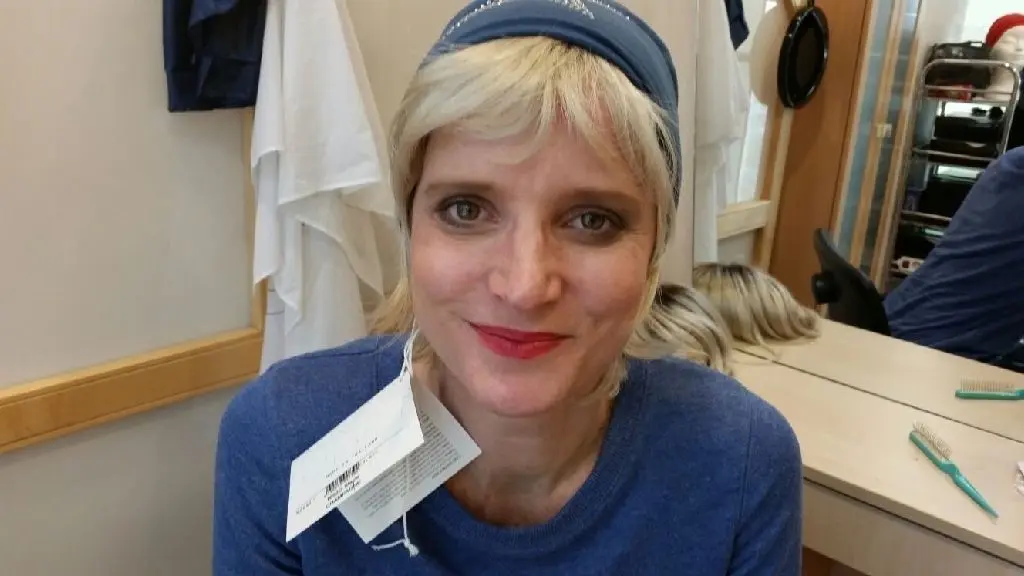 Selfi mit Augenzwinkern: Anja Walczak mit Perücke nach der Bestrahlung 2015