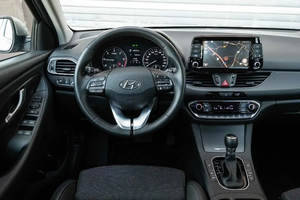 Das Cockpit gefällt mit wertigen, aufgeschäumten Kunststoffen, filigran eingesetzten Tasten und Schaltern.