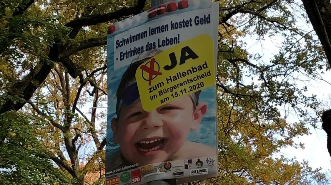 Wie bei einer politischen Wahl werden auch bei Falkensees erstem Bürgerentscheid die unterschiedlichen Positionen mit Wahlplakaten beworben.