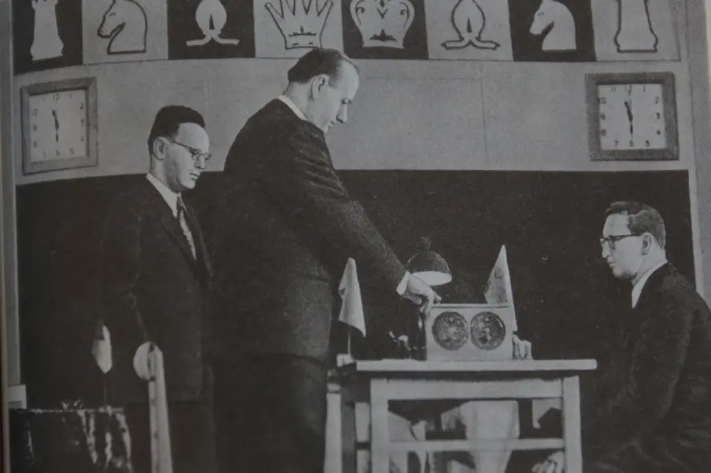 Michail Bowonnik (l.), hier im "Duell" gegen Wassili Smyslow (r.), sah Manfred Kuhle in Leipzig gegen den US-Amerikaner Bobby Fischer spielen.Fotos: privat