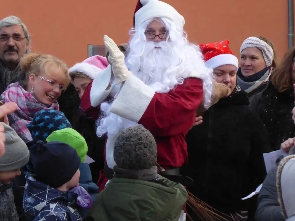 Der Weihnachtsmann höchstpersönlich kontrollierte, ob denn auch alle kräftig mitsangen