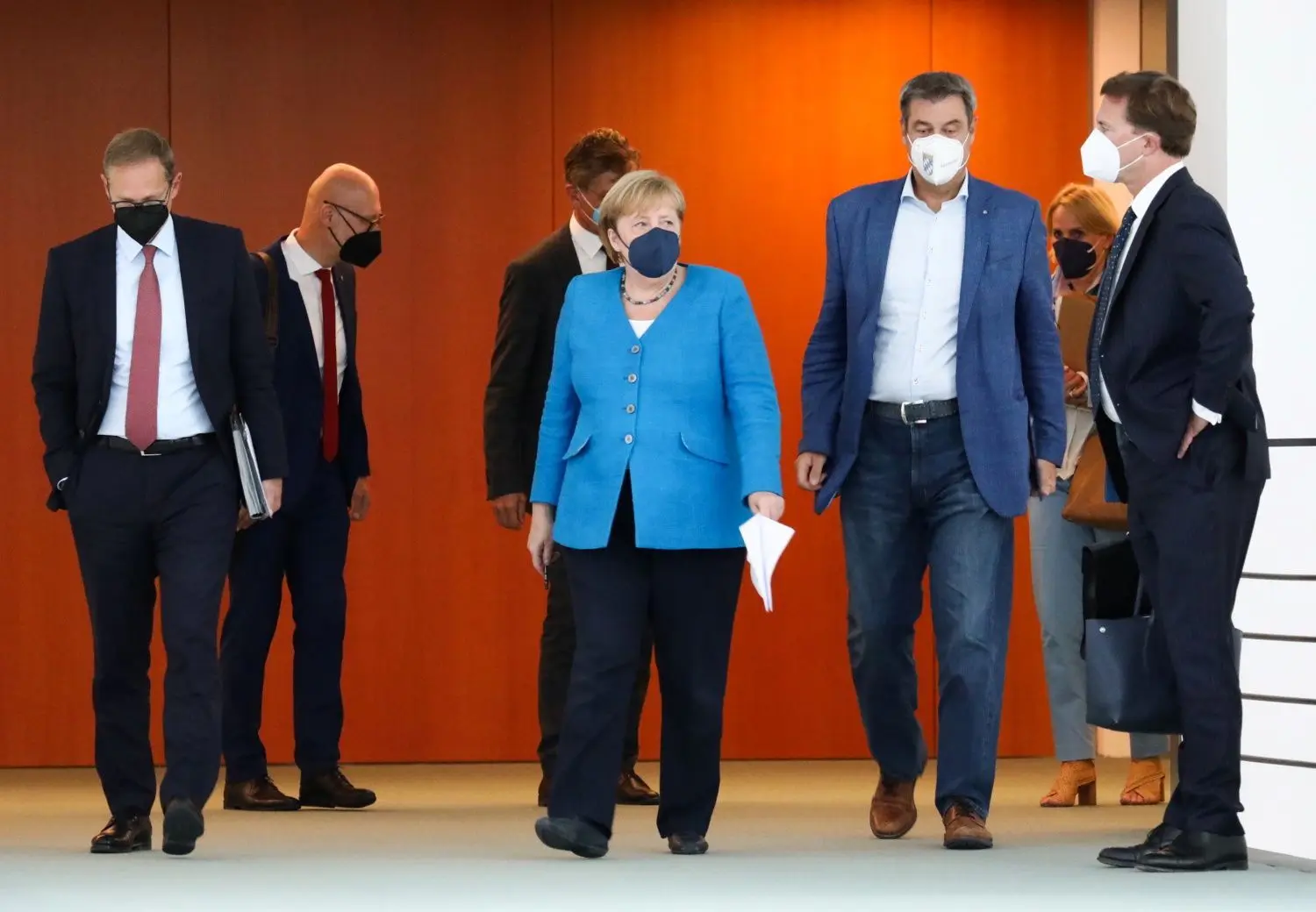 Michael Müller (SPD, l), Regierender Bürgermeister von Berlin und damaliger Vorsitzender der Ministerpräsidentenkonferenz, Bundeskanzlerin Angela Merkel (CDU), Markus Söder (CSU, 2.v.r), Ministerpräsident von Bayern, und weitere Teilnehmer kommen zu einer Pressekonferenz nach der Ministerpräsidentenkonferenz. Wieder einmal steht Deutschland in der Corona-Krise vor wichtigen Entscheidungen. Die Ministerpräsidenten versuchen am 18.11.2021 bei einer Konferenz mit der amtierenden Bundeskanzlerin Merkel, das Ruder herumzureißen und die vierte Welle zu brechen.
