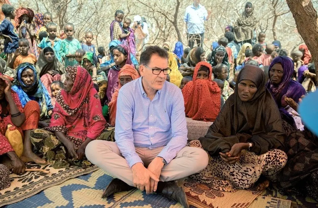 Immer gern in Afrika: Deutsche Politiker, wie der  Bundesminister für wirtschaftliche Zusammenarbeit und Entwicklung, Gerd Müller (CSU), oder Bundeskanzlerin Angela Merkel (CDU) genießen auf dem Nachbarkontinent durchaus Wertschätzung. Allerdings weiß man auch in Afrika oft nicht, was die Deutschen wollen: Großprojekte, wie sie das Wirtschaftsministerium fördert oder die Entwicklung von Kleinbetrieben, wie sie dem Müller-Ministerium vorschwebt. Freien Handel oder Fairen Handel? Und wie wichtig ist den Deutschen die Demokratie in Afrika?