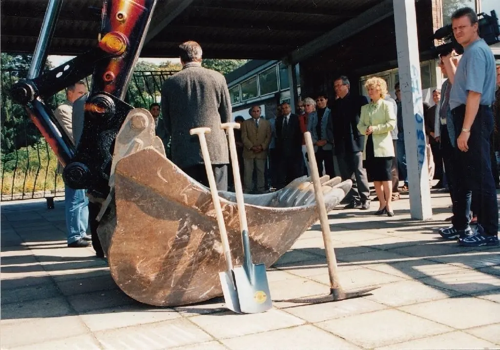 Der erste Spatenstich zum Abriss des Volksbades und Bau des Marienbades wurde am 03. September 1998 vor dem Haupteingang des Volksbades (einzigartig wegen des Wellenzauns) in Szene gesetzt. Mit von der Partie: Oberbürgermeister Dr. Helmut Schliesing sowie Renate Schneider als Präsidentin des Landessportbundes Brandenburg, Bau-Beigeordneter Hans-Joachim Gappert und Stadtkämmerer Klaus Deschner.