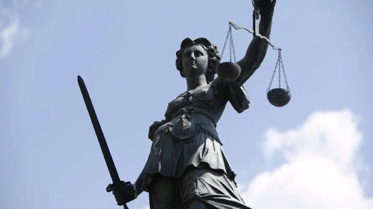 Staatsanwalt und Nebenklage forderten in ihren Plädoyers im Mordprozess gegen Marco F. lebenslange Haft.
Frankfurt am Main, den 19.07.2010 Foto: Die Justizia auf dem Römer in Frankfurt.