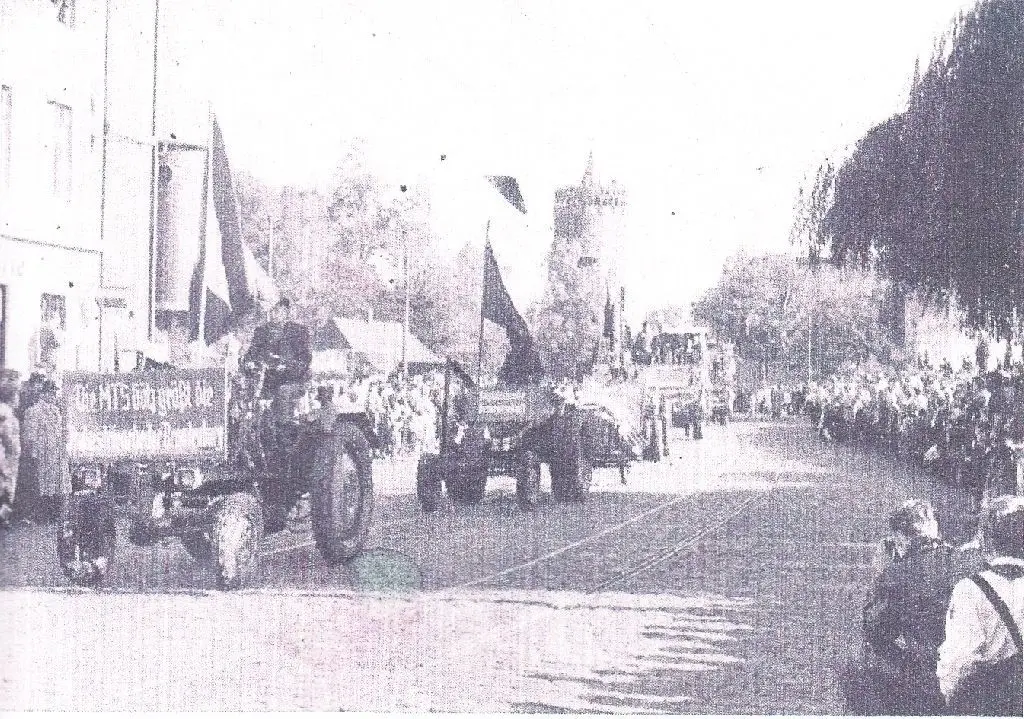Das Bündnis zwischen Stadt und Land wurde vor 60 Jahren auch bei dem obligaten Aufmarsch am 1. Mai geradezu beschworen.Fotos: Archiv M. Lutzens