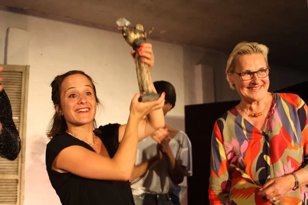 Laura Goldfarb konnte sich gegen die weiteren Kandidatinnen durchsetzen und gewann die Backstelze. Gerlinde Kempendorff, Vorsitzende des Vereins KiM e.V. (Kultur im Mühlenhölzchen), führte nicht minder amüsant durch den Abend.