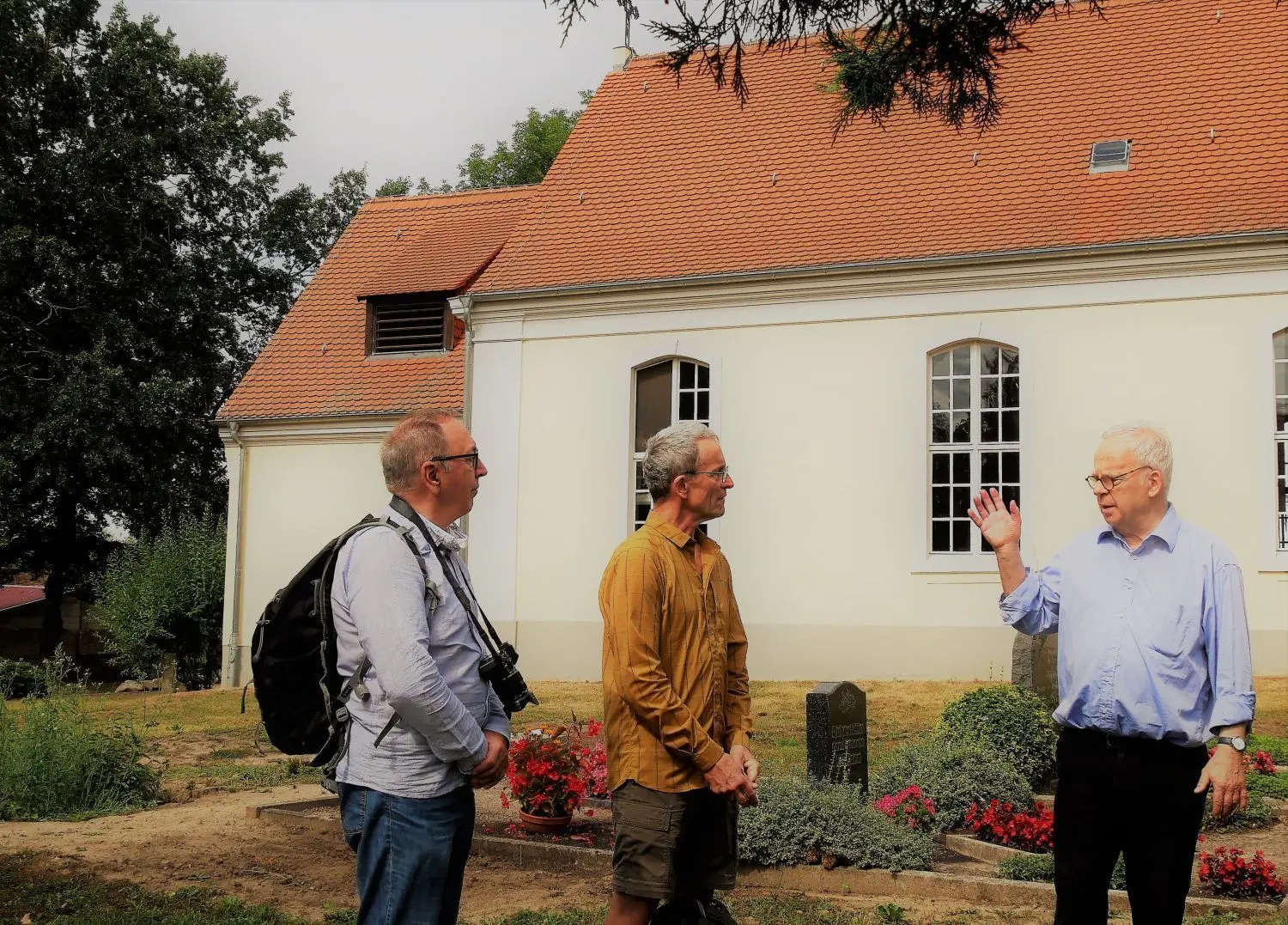 Patrice Cuvier, Gregor Höppner und Klaus Brosig (v. li.) an der Begräbnisstelle französischer Kriegsgefangener auf dem Etziner Friedhof.