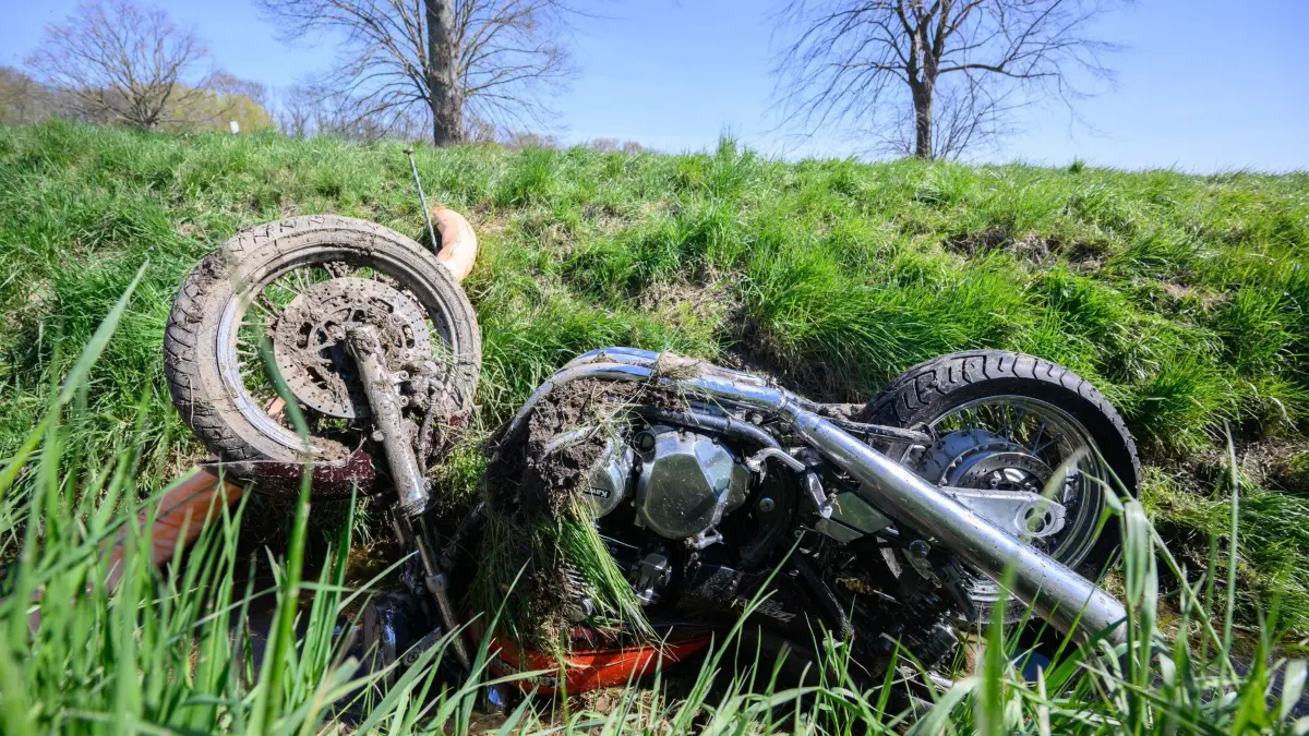 Unfälle beim Start Motorradsaison am Osterwochenende: ARCHIV - 18.04.2022, Niedersachsen, Springe: Das Krad eines Motorradfahrers liegt nach einem Unfall in einem Straßengraben bei Gestorf in der Region Hannover. (zu dpa: «Mehrere Motorradfahrer bei Unfällen schwer verletzt») Foto: Julian Stratenschulte/dpa +++ dpa-Bildfunk +++