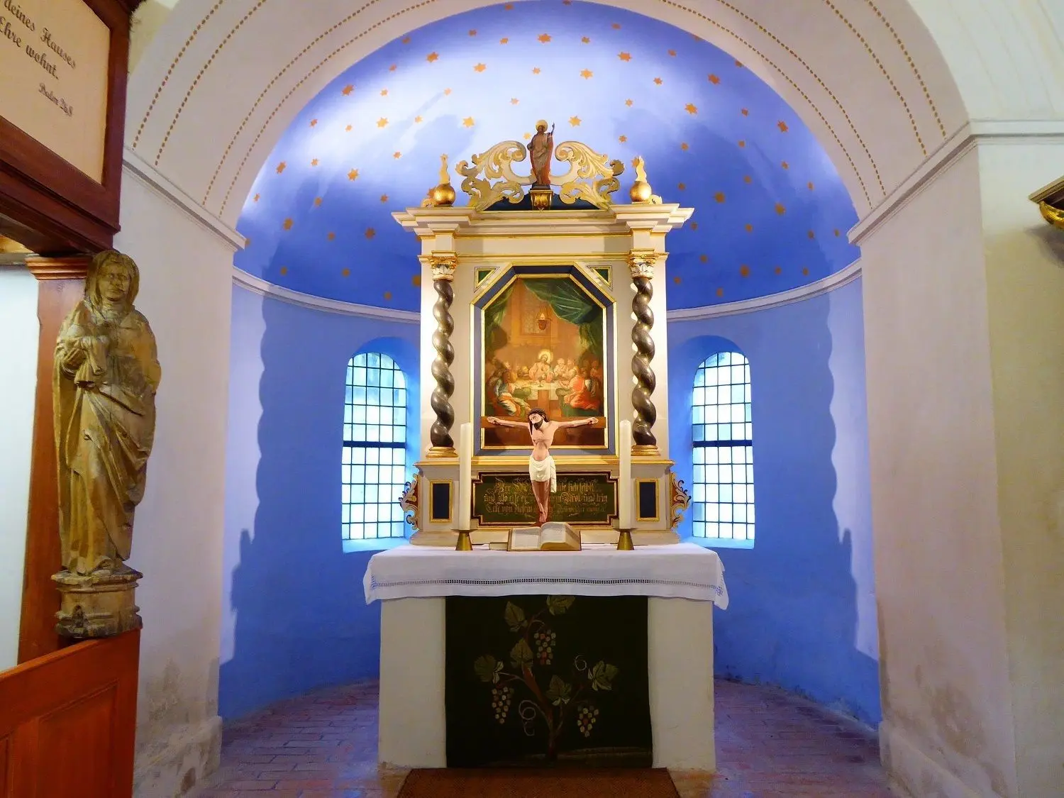 Über dem Altar entfaltet sich ein Sternenhimmel.