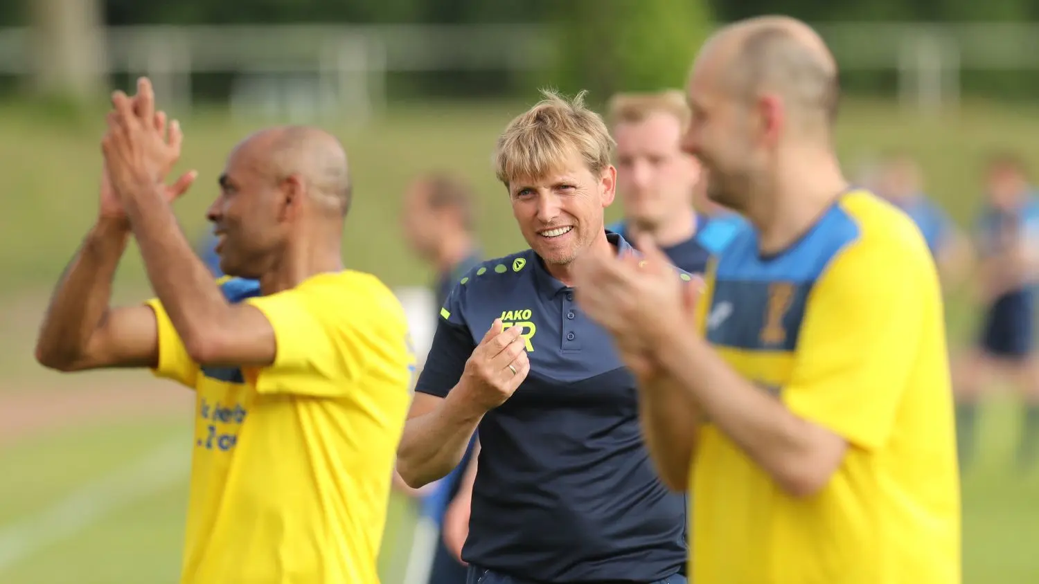 Nach dem Abpfiff war Templins Trainer Mario Hopp (Mitte) froh, dass das Spiel mit 1:0 gewonnen wurde.