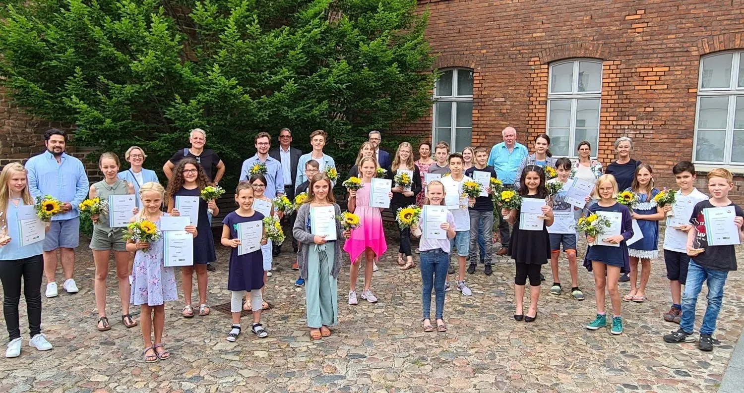 Einmaliges Gruppenbild: Erstmals in der Geschichte des Märchenwettbewerbs wurden die besten Autoren und Illustratoren in einer gemeinsamen Festveranstaltung ausgezeichnet und waren somit auf einem Gruppenbild zu vereinigen – samt Preispaten und BT-Mann Steffan Drotleff, der zwei der mit einem Hauptpreis ausgezeichneten Märchen vorlas. Außerdem waren auf dem Rathaushof in Brandenburg an der Havel einige der besten Illustrationen ausgestellt.