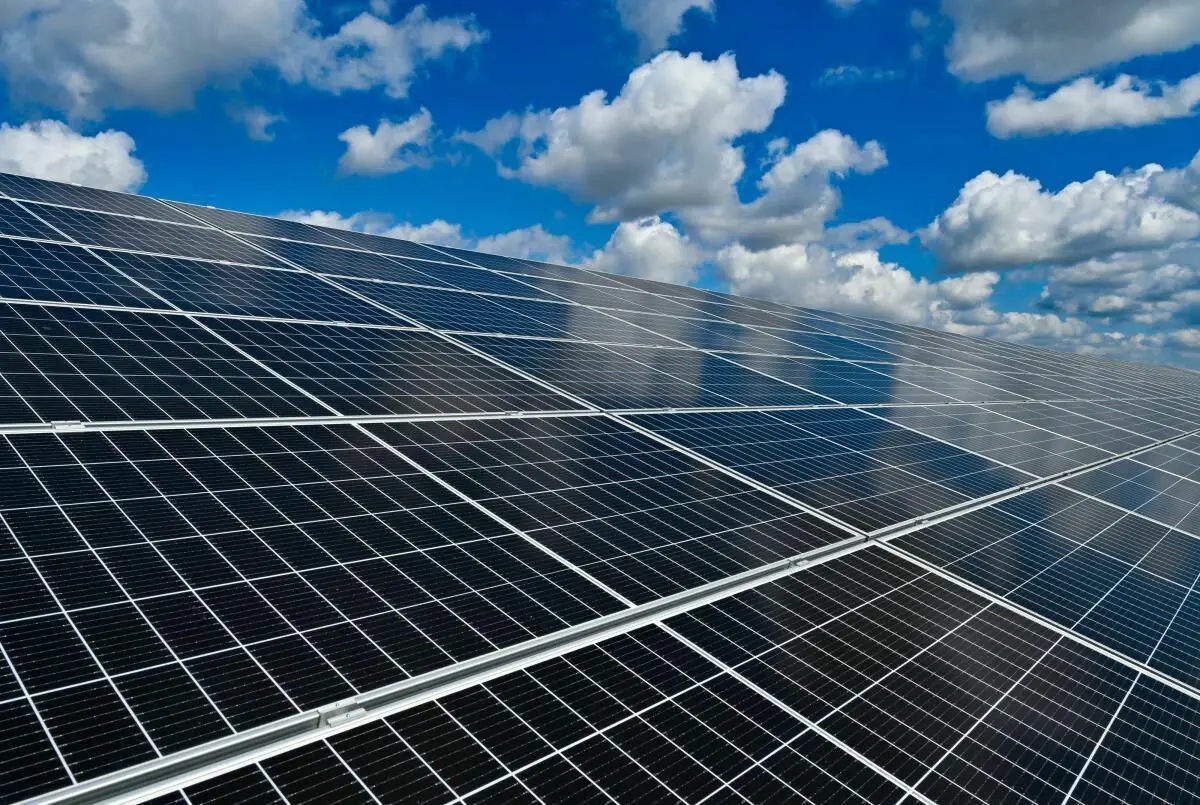 Großprojekt in Hohensaaten: Bei Bad Freienwalde soll ein 250 Hektar großer Solarpark der Lindhorst Gruppe entstehen. Studien sollen zeigen, wie sich das Vorhaben auf die Umgebung auswirken könnte. (Symbolfoto)