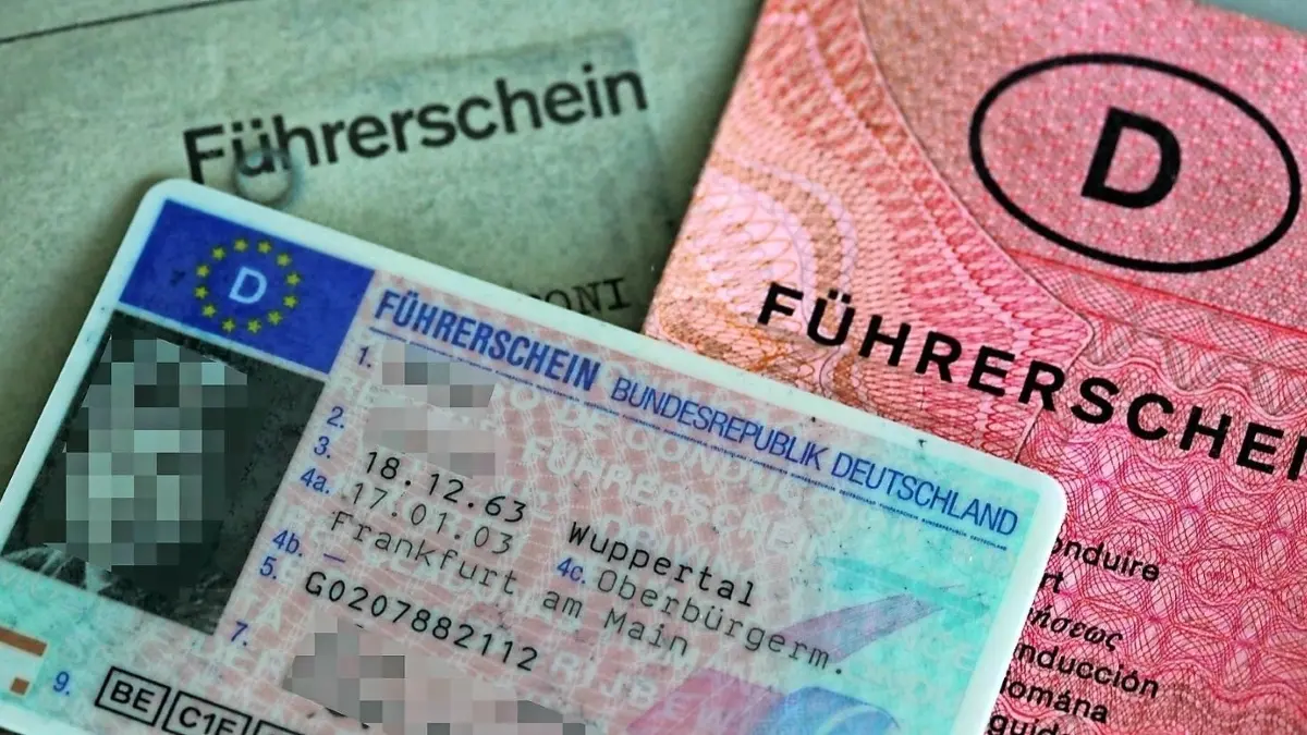 Drei Führerscheine verschiedener Generationen liegen auf einem Tisch. Bis 2033 sollen auch die alten papierführerscheine durch eine Scheckkarte ersetzt worden sein. Der Bundesrat hat dies am Freitag entschieden udn dafür Fristen festgelegt. ⇥