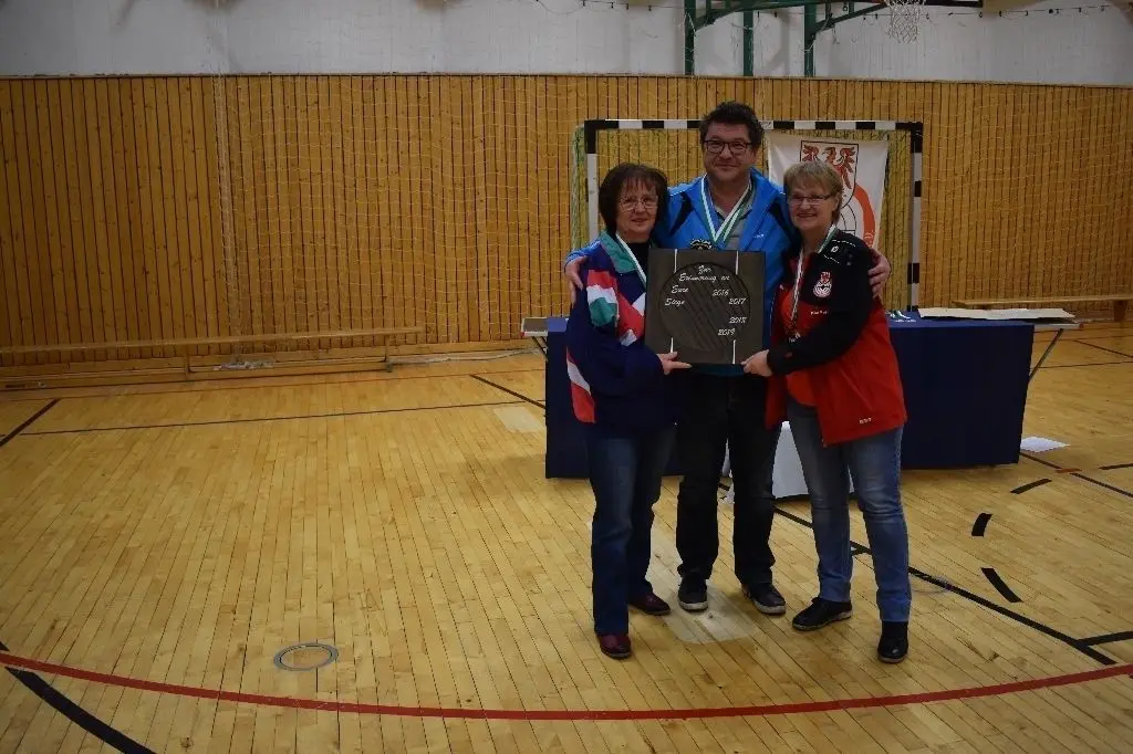 Der viermalige Seriensieger, der SV Medewitz, wurde in diesem Jahr zwar als Gesamtsieger abgelöst, bekam zum Trost aber diese große Erinnerungsplakette überreicht.