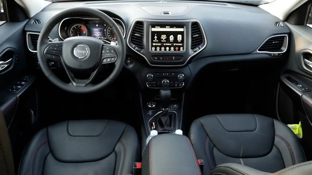 Augen und Hände freuen sich Innen über feinstes Leder, rote Ziernähte, ein handfestes Dreispeichen-Lenkrad und filigran eingesetzte Alu-Dekorleisten.