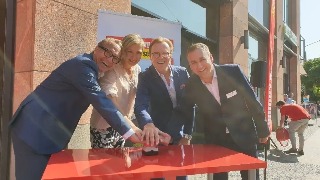 Per Knopfdruck brachten radio-B2-Geschäftsführer Oliver Dunk, Katrin Wagner-Augustin, Wolfgang Lippert und Sascha Dühring (Intersport Olympia) die neue Sende-Frequenz des Schlagerradios an den Start.