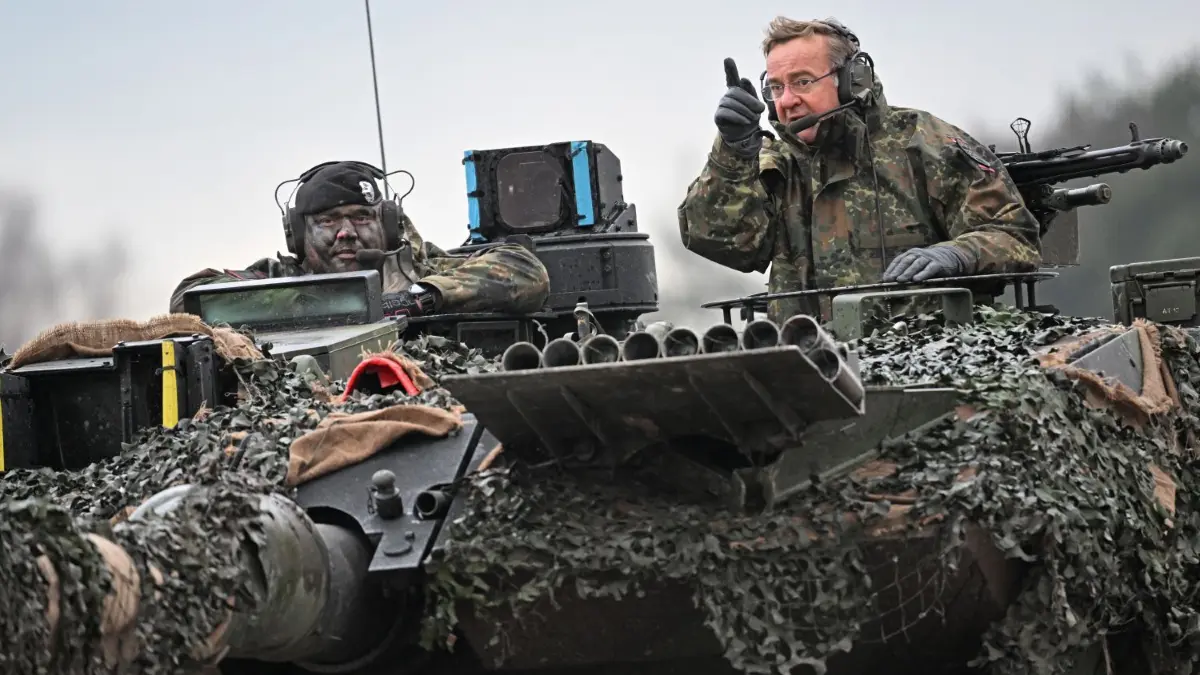 Boris Pistorius (SPD, r), Verteidigungsminister, unterhält sich im Turm eines Leopard 2A6 mit einem Soldaten des Panzerbataillon 203 der Bundeswehr. Nach der Entscheidung der Bundesregierung zur Lieferung von 14 Leopard-2-Panzern an die Ukraine will sich der Minister über die Leistungsfähigkeit des Waffensystems informieren.
Boris Pistorius (SPD, r), Verteidigungsminister, unterhält sich im Turm eines Leopard 2A6 mit einem Soldaten des Panzerbataillon 203 der Bundeswehr. Nach der Entscheidung der Bundesregierung zur Lieferung von 14 Leopard-2-Panzern an die Ukraine will sich der Minister über die Leistungsfähigkeit des Waffensystems informieren. +++ dpa-Bildfunk +++