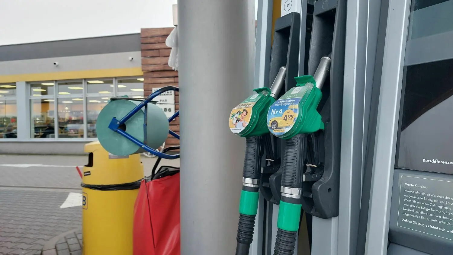 Das Ziel vieler deutscher Tanktouristen: Zapfsäule einer Tankstelle in unmittelbarer Nähe zum Polenmarkt Hohenwutzen.