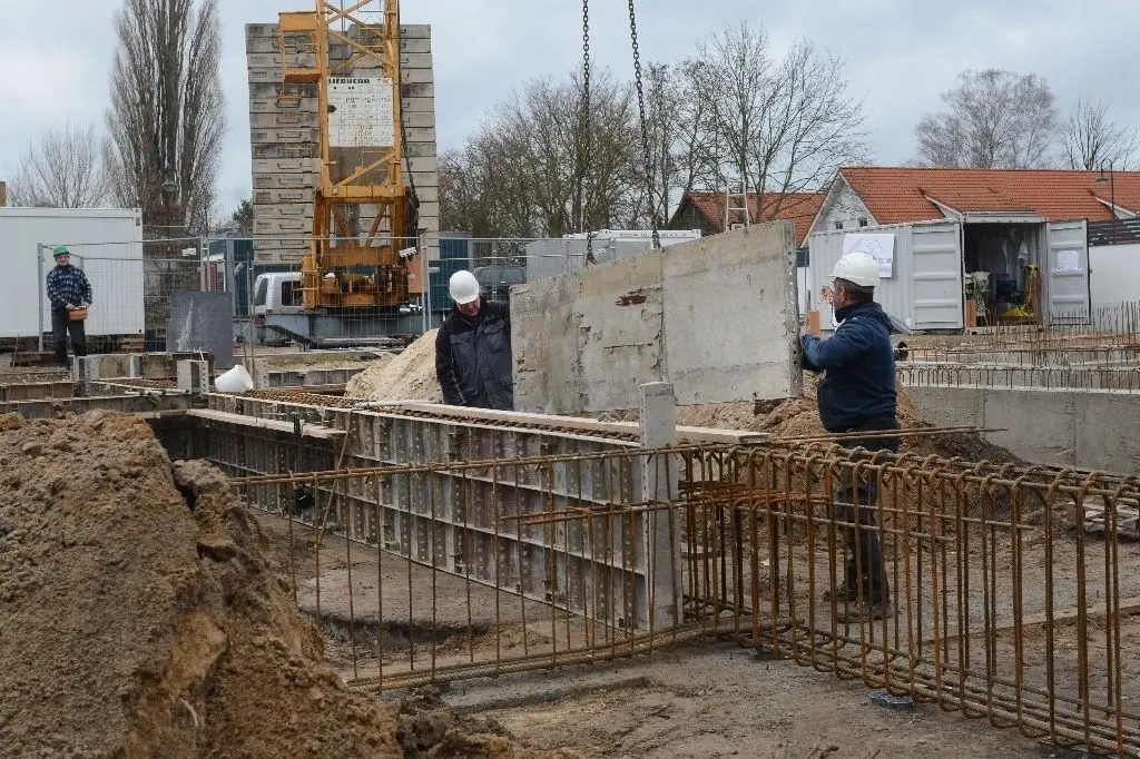 Eine Kita entsteht: Das Fundament der neuen Kindereinrichtung an der Bernauer Straße in Zepernick soll voraussichtlich am Freitag in einer Woche fertig sein. Mit dem Einwohnerzuwachs im Niederbarnim entstand auch ein großer Bedarf an Kitaplätzen.