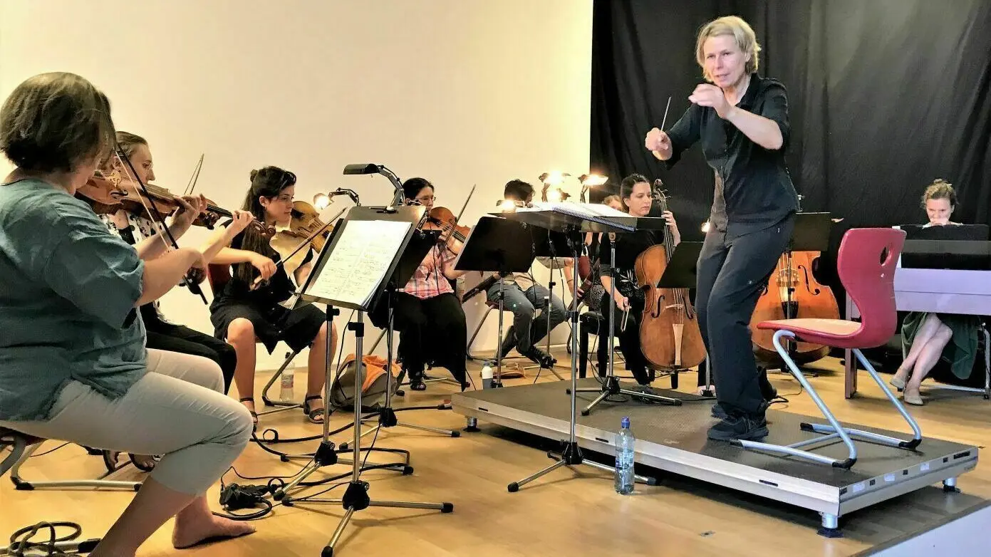 Orchesterprobe für die Operninszenierung: Bettina Rohrbeck dirigiert am 14. Juli in der Aula der Rahn-Schulen in Neuzelle die „Capella Vitalis Berlin“.