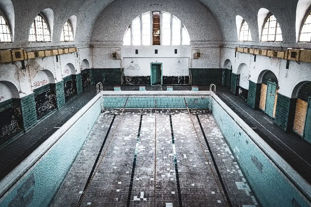Der Reiz des Verfalls in der Waldstadt Wünsdorf: So sieht die einst prächtige Schwimmhalle aus der Kaiserzeit heute aus.