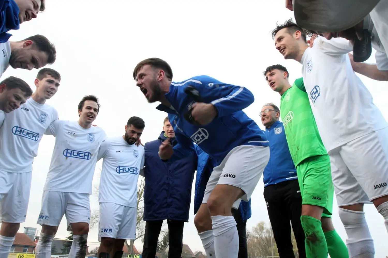Knappe Kiste: Der 1:0-Erfolg in Altlüdersdorf bedeutete für den MSV Neuruppin das Erreichen des Halbfinales. Um Maximilian Janke bildete sich nach dem Abpfiff der Spielerkreis.