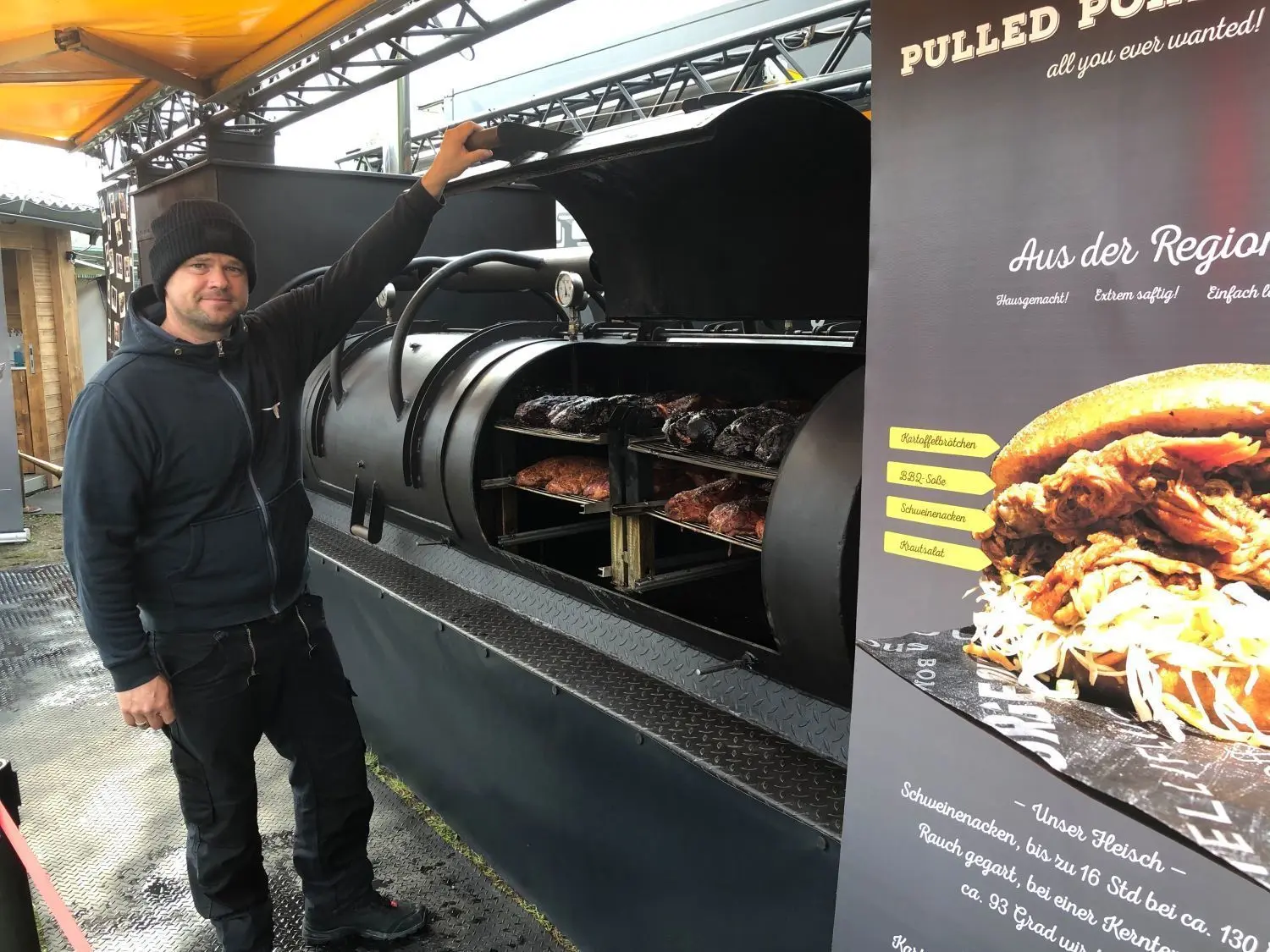Smoker Marke Eigenbau: Patrick Bruns aus Goslar im Harz ist mit einem Grill beim ersten Streetfood-Festival in Eberswalde dabei, der über eine Brutzelfläche von knapp 23 Quadratmetern verfügt.