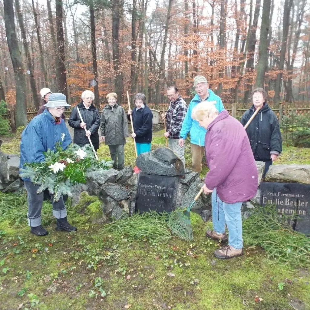 Auf dem Försterfriedhof: Mitglieder der Schernsdorfer Heimatgruppe säubern das Grab von Wilhelm Förster, hier eine Aufnahme aus dem November 2014.
