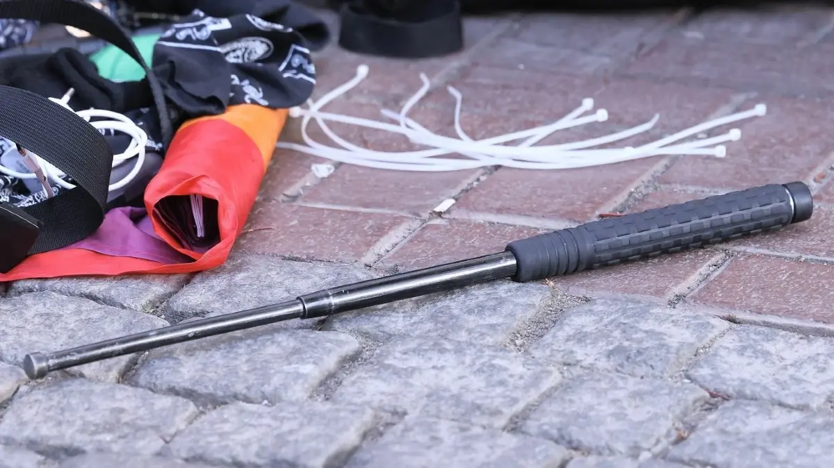 Teleskop-Schlagstöcke wie dieser, der bei einer Polizeikontrolle sichergestellt wurde (Symbolbild), fallen unters Waffengesetz. Auch in Eisenhüttenstadt muss sich ein Mann nun deshalb verantworten.
Polizisten haben bei der Durchsuchung diesen Teleskop Schlagstock gefunden und sichergestellt, bei einer Polizeikontrolle. Die Polizei hat in mehreren Städten in Nordrhein-Westfalen kontrolliert und nach verbotenen Gegenständen wie Messern, scharfen Waffen oder Drogen gesucht.
Service
+++ dpa-Bildfunk +++
Aufnahmedatum
10.06.2023
Bildnachweis
picture alliance/dpa | David Young
