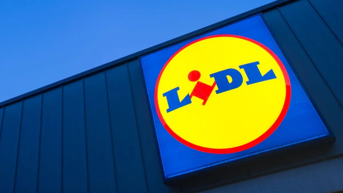 Lidl gibt Geschäft als Reiseveranstalter auf.
ARCHIV - 26.02.2015, Berlin: Das Logo eines Lidl-Supermarktes in Berlin-Reinickendorf leuchtet vor dem Abendhimmel. Der Discounter Lidl verabschiedet sich aus dem Geschäft als Reiseveranstalter und tritt künftig nur noch als Urlaubsvermittler auf. (zu dpa «Lidl gibt Geschäft als Reiseveranstalter auf - Vermittlung bleibt») Foto: Matthias Balk/dpa +++ dpa-Bildfunk +++