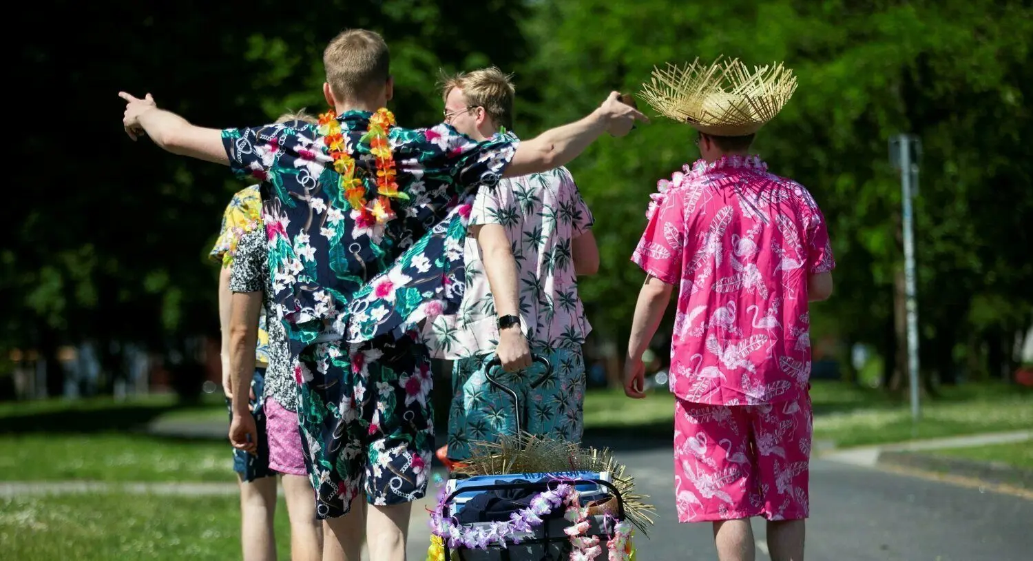 Himmelfahrt steh an: Junge Männer in Outfits mit floralen Mustern gekleidet, ziehen einen geschmückten Bollerwagen mit Getränken hinter sich her (Symbolbild). Christi Himmelfahrt geht auf die Apostelgeschichte des Lukas zurück und schließt den Osterkreis ab. Der Feiertag wird von vielen Familien auch für Ausflüge genutzt. In der Region Eisenhüttenstadt gibt es einige Ziele.