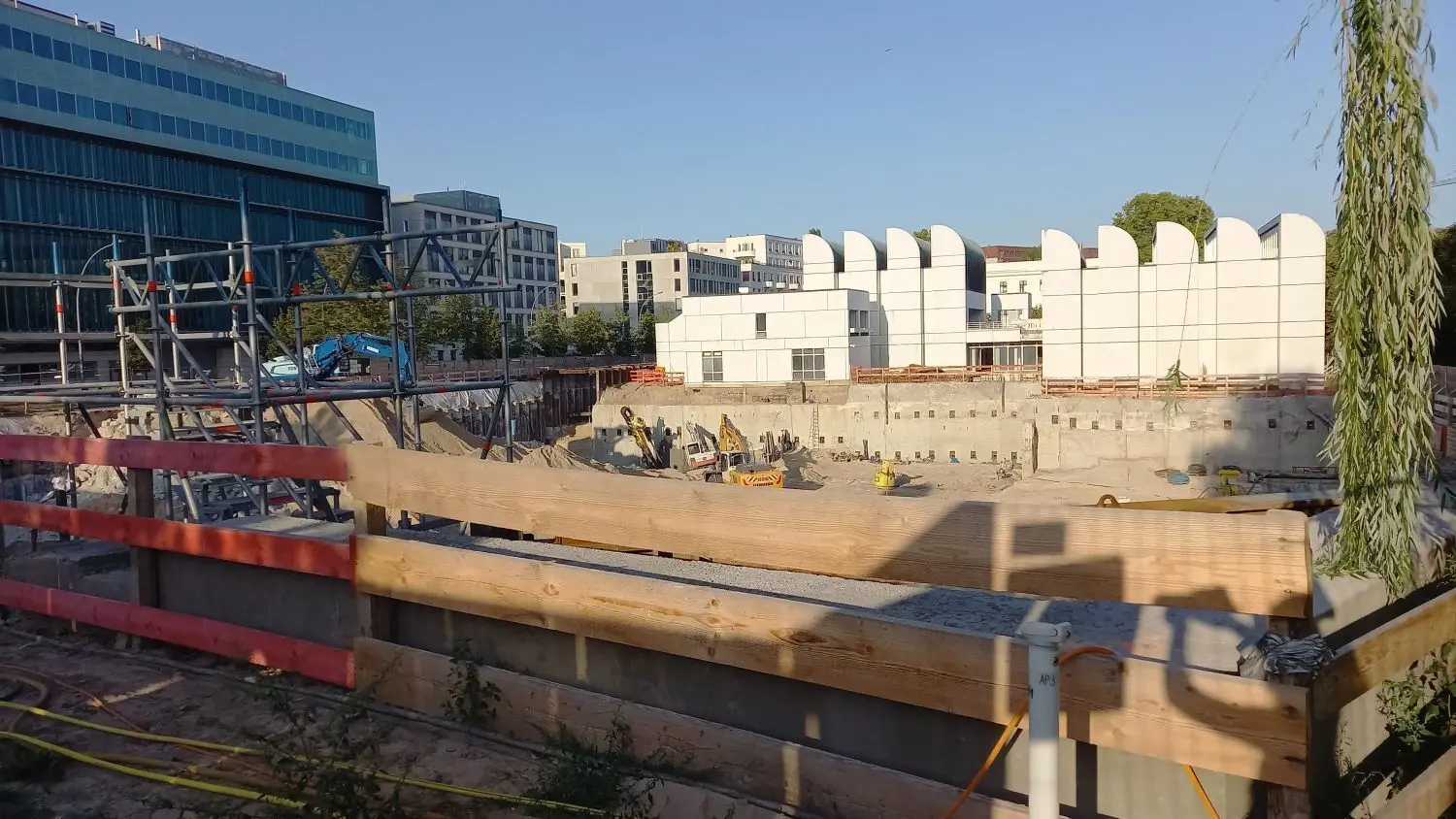 Bis jetzt sieht man nur eine große Sandwüste vor dem von Bauhausgründer Walter Gropius entworfenen Gebäude an der Klingelhöfer Straße in Berlin-Tiergarten.