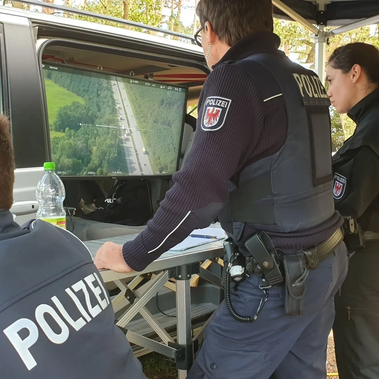 Auf Monitoren ist das Geschehen live zu verfolgen.