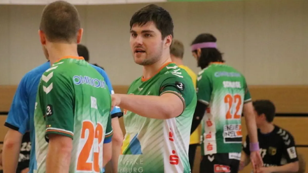 Nur noch Dreitagebart: Aaron Krai (r.)