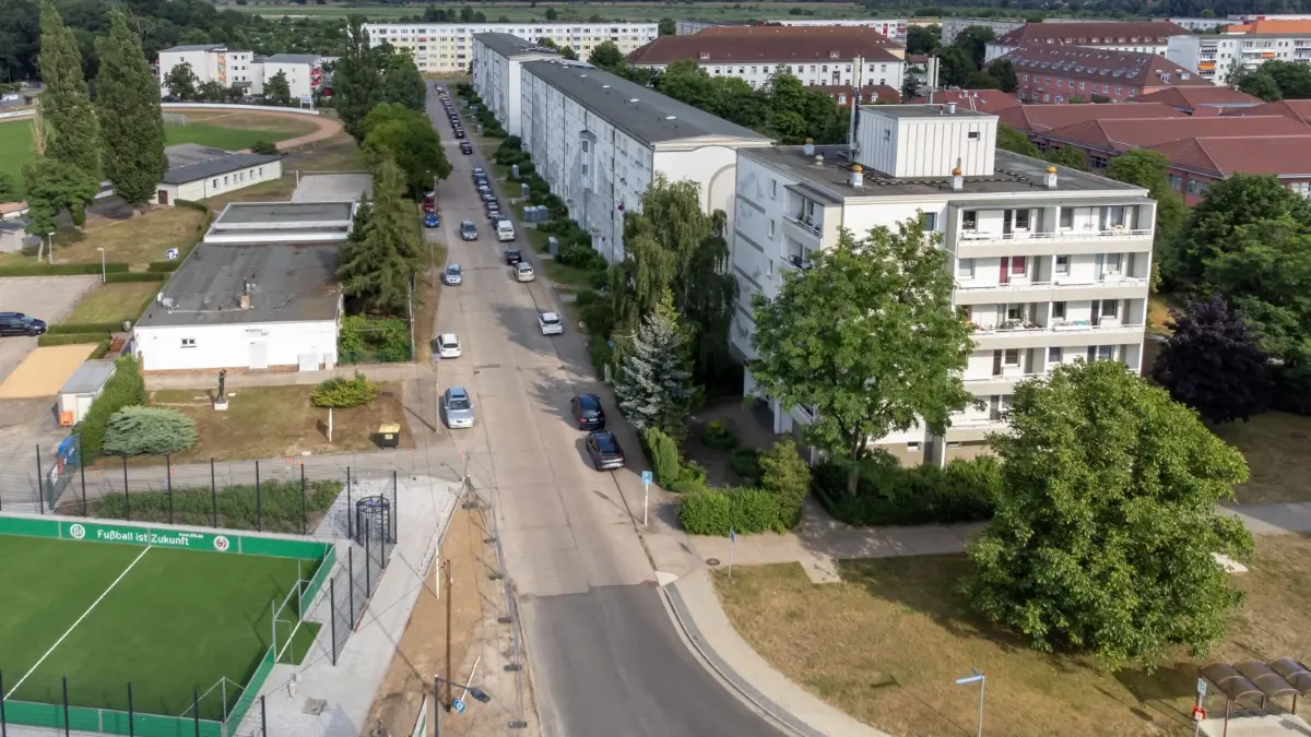 Bauvorhaben: Blick auf die Straße am Sportplatz, die für die Sanierung ab 2. August gesperrt werden muss.
Schwedt, 06.07.2021: Blick auf die Straße am Sportplatz, die für die Sanierung gesperrt werden muss.