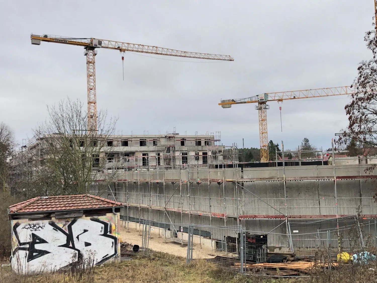 Hier werden Wohnungen gebaut. Im Erdgeschoss soll Ende des Jahres ein Rewe-Markrt eröffnen.