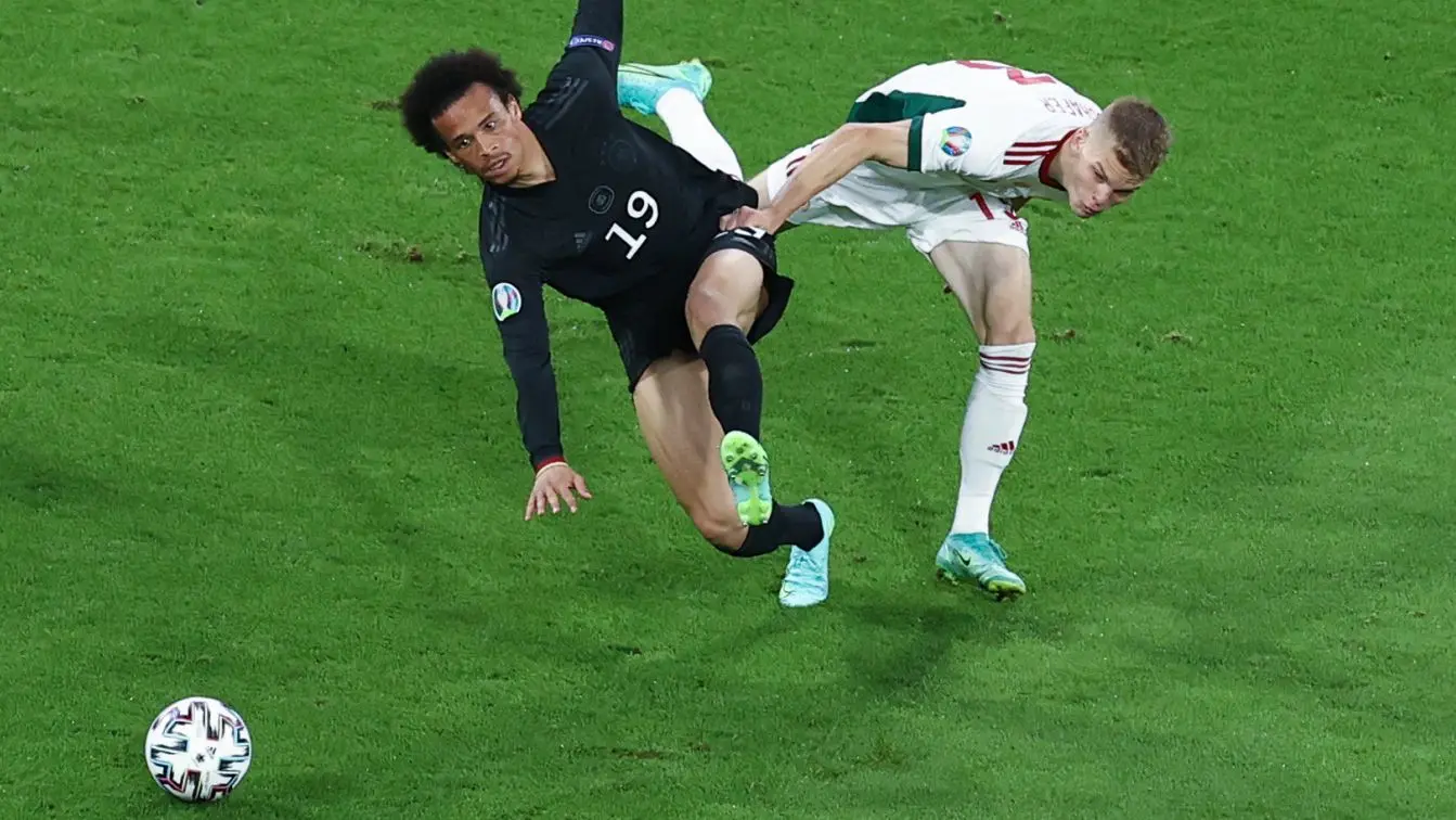 Jetzt bei Union Berlin: Andras Schäfer (r.) spielte mit der ungarischen Nationalmannschaft bei der EM auch gegen Deutschland. Hier kämpft Schäfer mit Leroy Sané um den Ball.