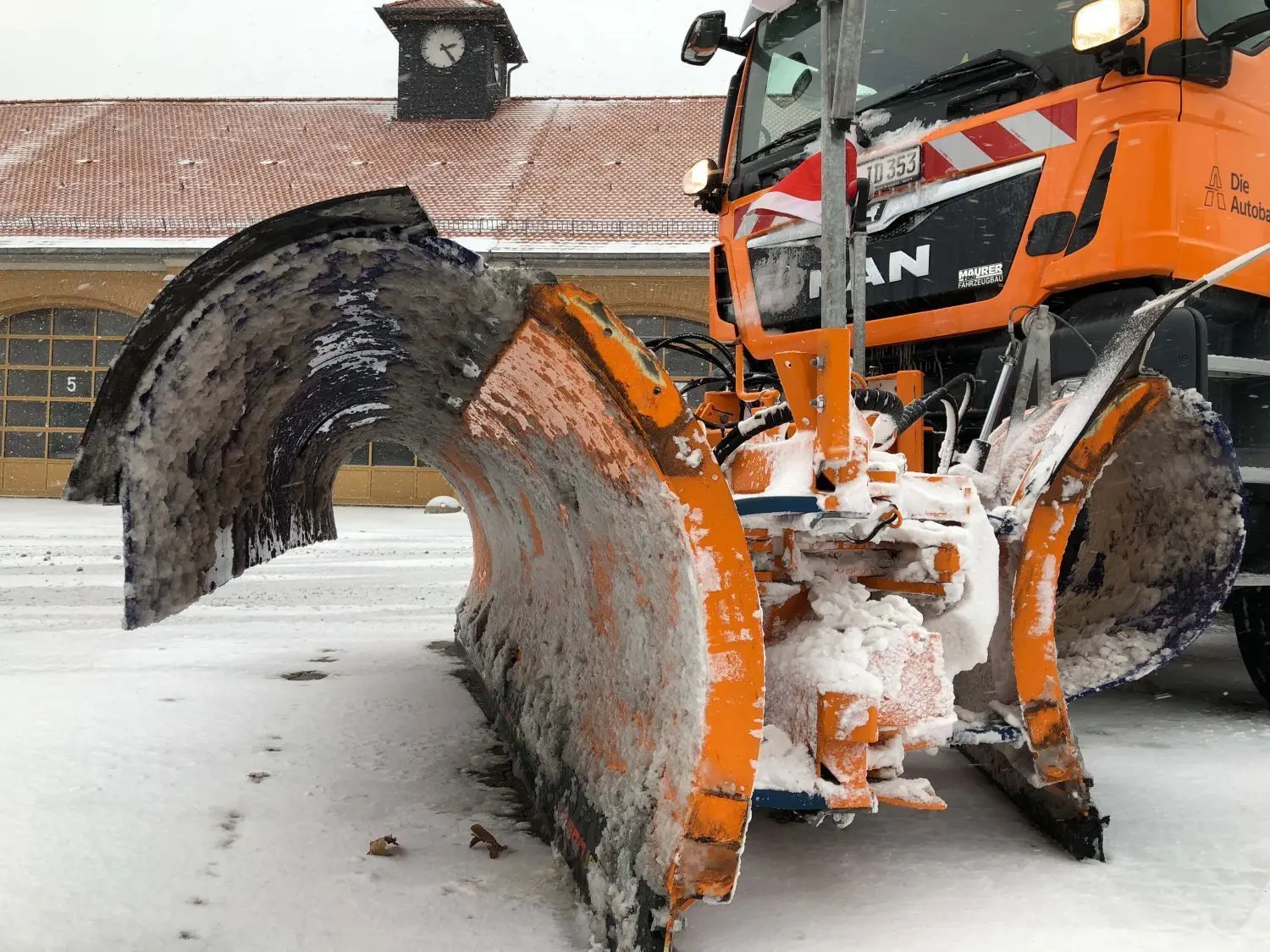 Zwischenstopp in der Autobahnmeisterei: Nach dem Einsatz müssen die Salzbehälter wieder aufgefüllt werden, bevor es zur nächsten Tour weiter geht.