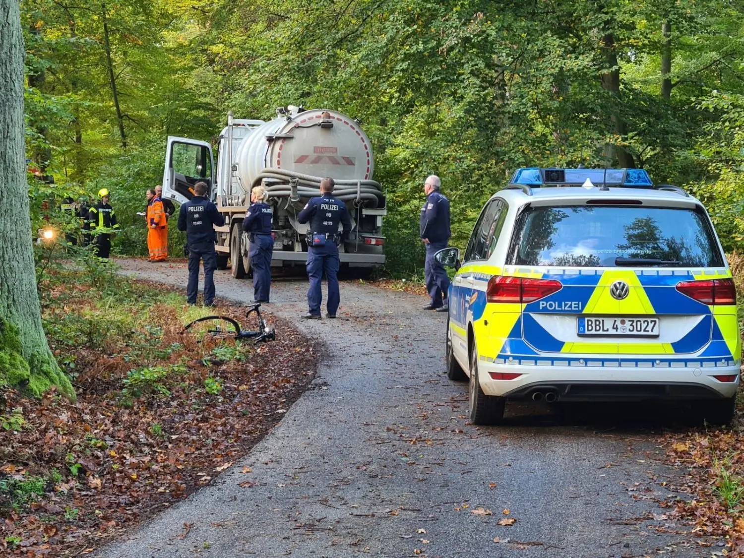 Der Güllelaster überrollt eine Fahrradfahrerin auf dem Radweg bei Schmachtenhagen. Die Frau wird schwer verletzt und mit einem Rettungshubschrauber ins Krankenhaus gebracht.Unfall Lastwagen Radler Fahrradfahrer