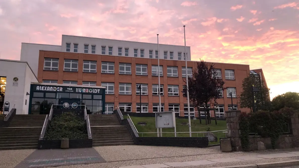 Der Eingang zum Humboldt-Gymnasium in Eberswalde: Dort musste nun eine Klasse wegen Corona in Quarantäne.
Sonnenaufgang über dem Alexander-von-Humboldt-Gymnasium in Eberswalde