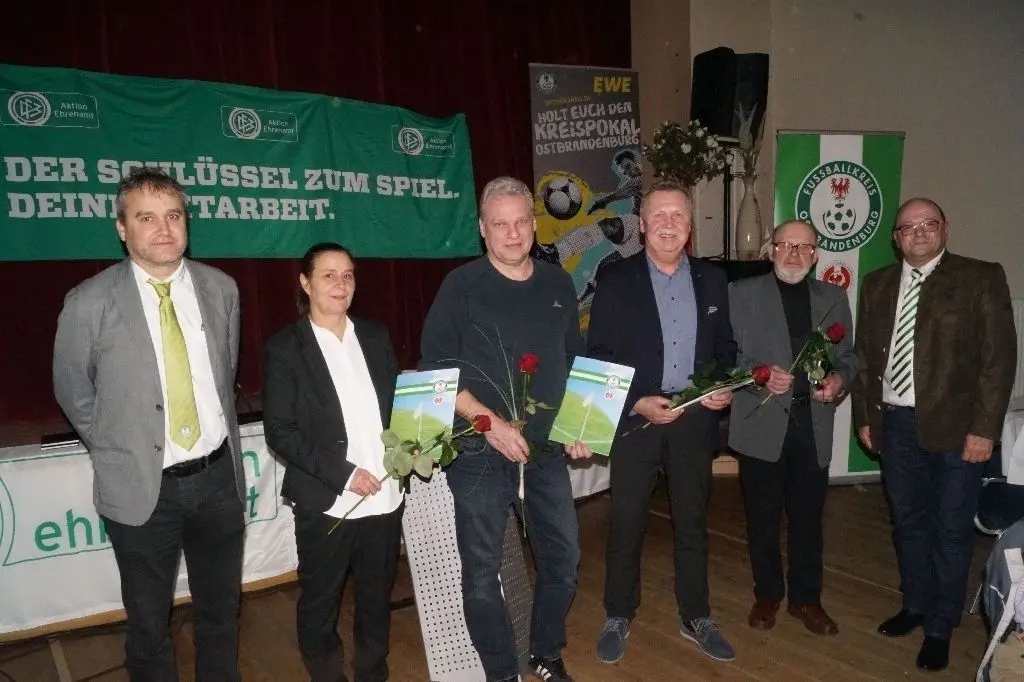 Rene Carouge (links) und Vorstands-Chef Thomas Driebusch (rechts) mit den ausgezeichneten Ehrenamtlern Sylvia Christophel, Karsten Minnder, Helmut Musick und Gerhard Sommer.