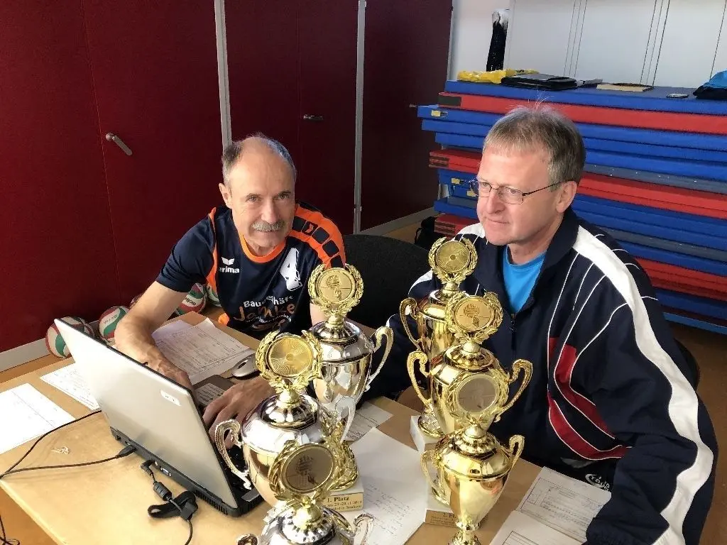 Turnierleiter Hans-Peter Behm (links, Frauen) und Lutz Männel (Männer)
